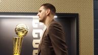 Nikad moćniji ulazak Nikole Jokića pred NBA meč: Obukao se kao gospodin, pa prošao pored šampionskog trofeja