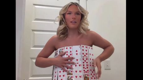 Devojka u kostimu od karata