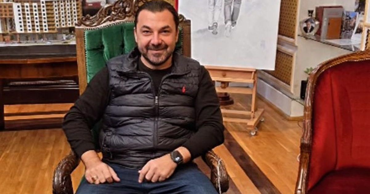 Veliko slavlje kod Jugoslava Karića: Bugati torta, on u "kraljevskoj" fotelji! Svi gledaju u detalj na stolu