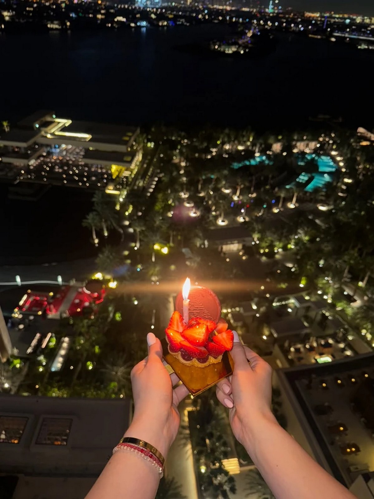 Posle razvoda prodisala! Milica Kemez proslavlja rođendan u Dubaiju, svuda luksuz, pokazala skupoceni poklon