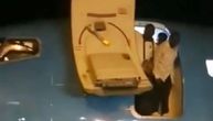 PUTNICI ISKAČU IZ AVIONA! Nije bilo stepenica, pa su sami krenuli napolje, snimak za nevericu