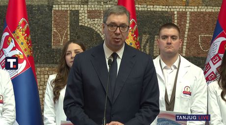 Vučić na dodeli ugovora o radu najboljim diplomcima medicinskih fakulteta i škola