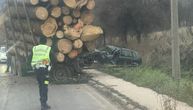 Zastrašujući prizor kod Raške: Prikolica se otkačila sa kamiona, auto neleteo, vozilo uništeno