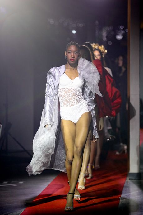 Ona.rs, she leads, luxury dinner