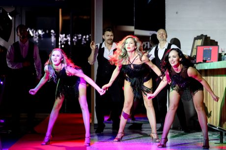 Ona.rs, she leads, luxury dinner