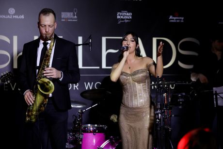 Ona.rs, she leads, luxury dinner