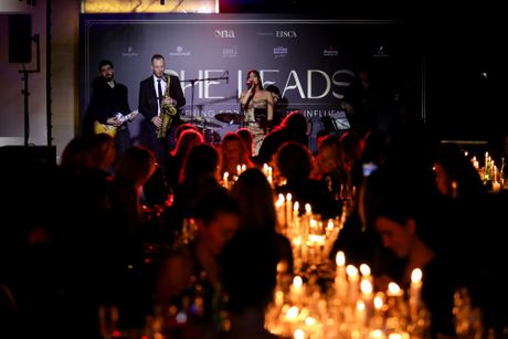 Ona.rs, she leads, luxury dinner