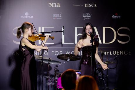 Ona.rs, she leads, luxury dinner