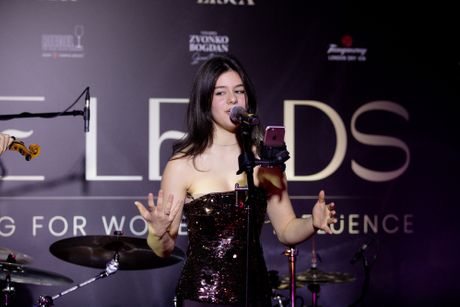 Ona.rs, she leads, luxury dinner