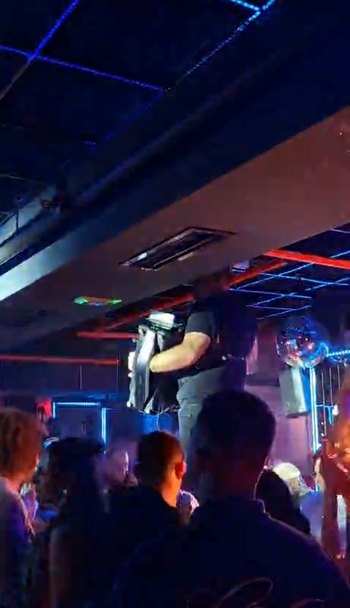 Borko se sa harmonikom popeo na šank, napravio lom na žurci! Leteli evri i dinari, sve dao u humanitarne svrhe