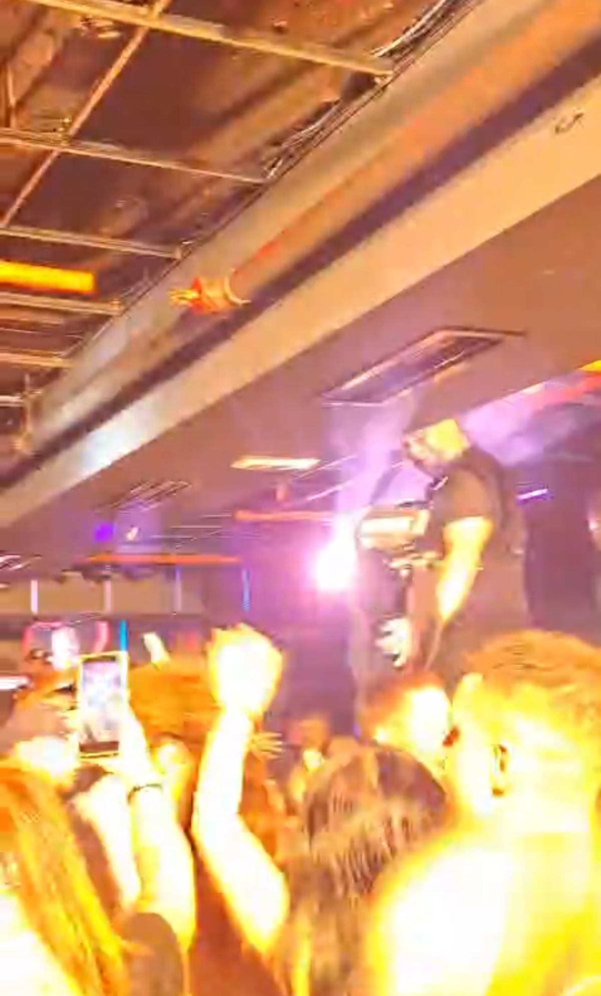 Borko se sa harmonikom popeo na šank, napravio lom na žurci! Leteli evri i dinari, sve dao u humanitarne svrhe