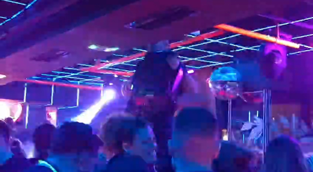 Borko se sa harmonikom popeo na šank, napravio lom na žurci! Leteli evri i dinari, sve dao u humanitarne svrhe