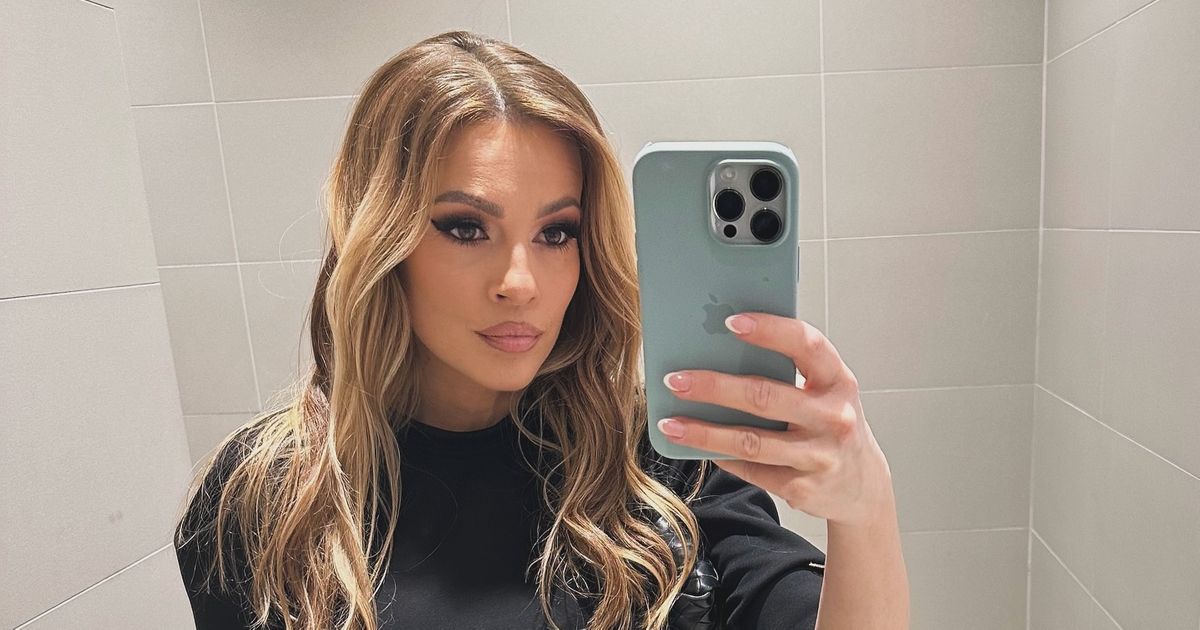 Novogodišnja čarolija u domu Jelene Kostov: Pevačica pokazala decu i dovela im Deda Mraza "Mi verujemo..."