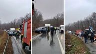 Vozila smrskana, intervenisali vatrogasci: Prve slike jezive nesreće kod Barajeva u kojoj je poginuo muškarac