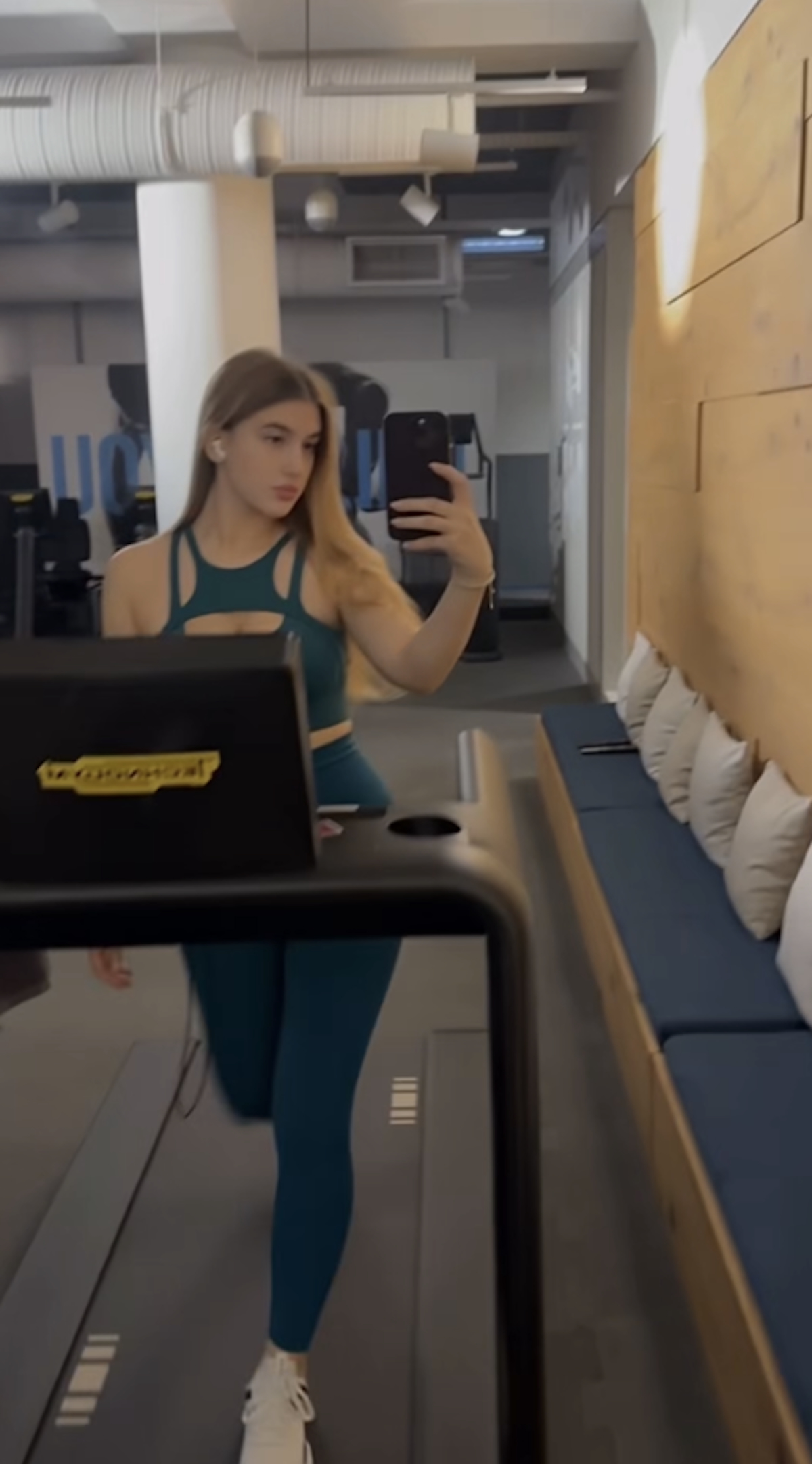 Ćerka Goce Tržan grmi u teretani, na njoj topić sa trakama: Dok se "znoji" na traci pokazala koliko je zgodna!