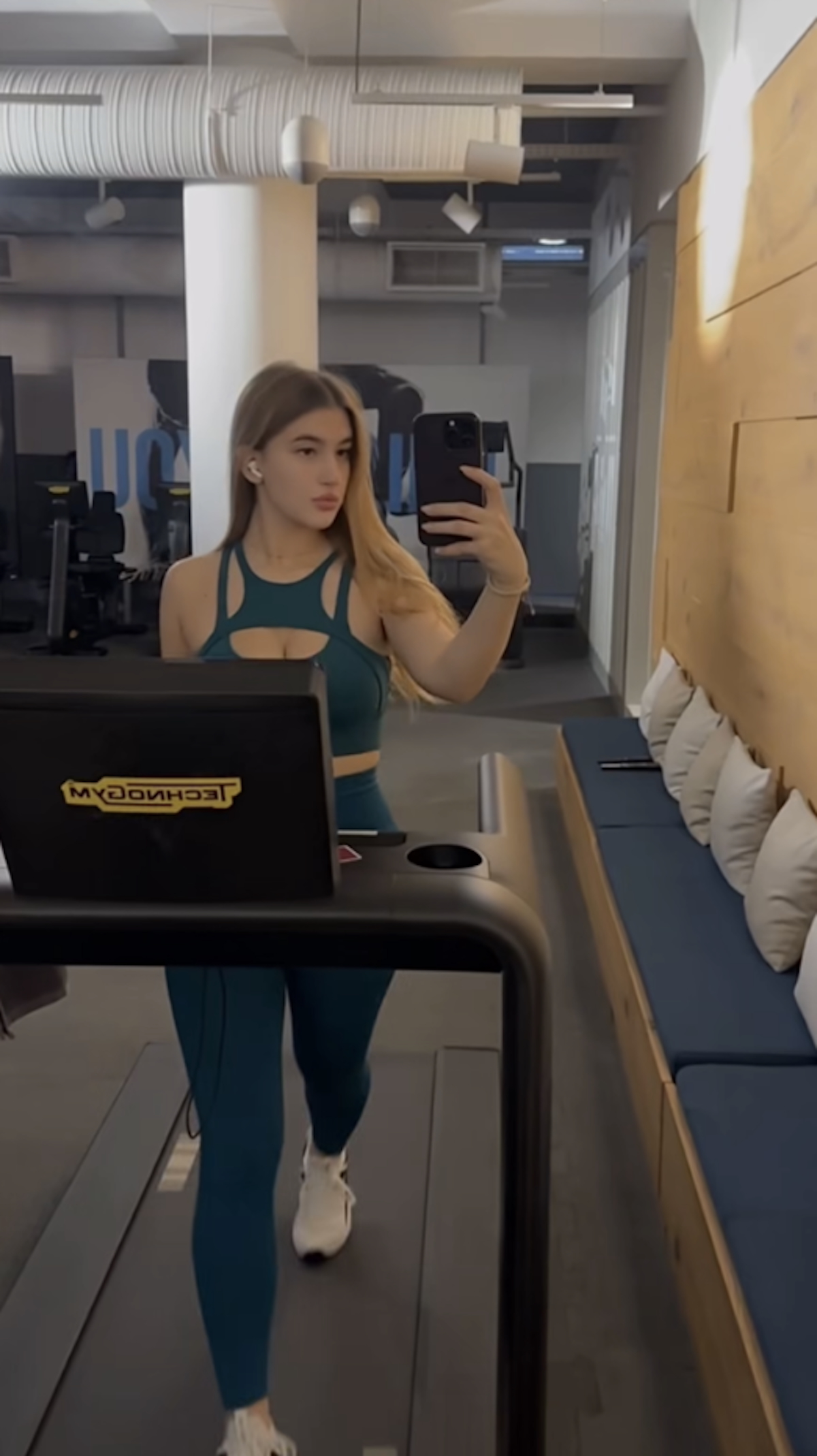 Ćerka Goce Tržan grmi u teretani, na njoj topić sa trakama: Dok se "znoji" na traci pokazala koliko je zgodna!