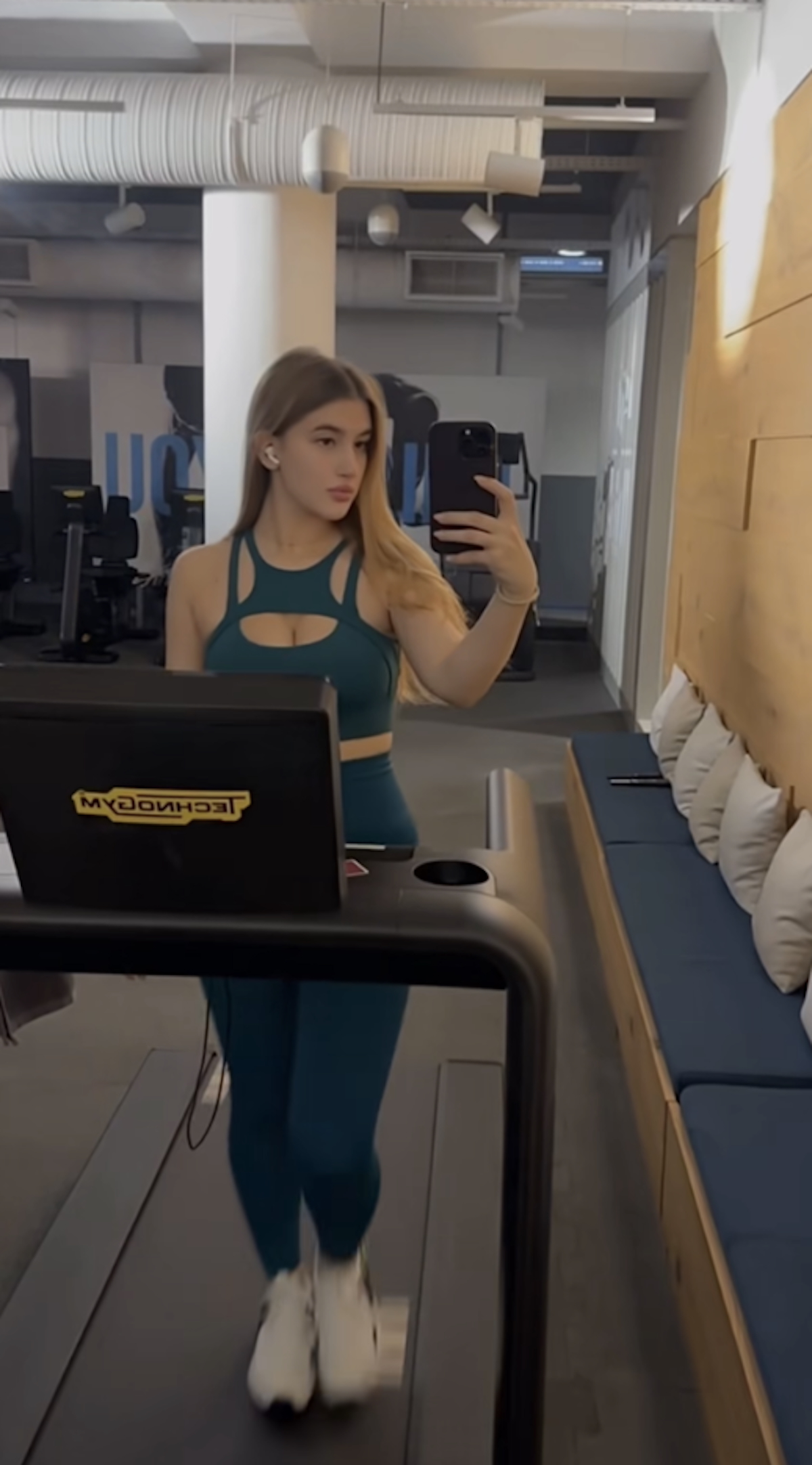 Ćerka Goce Tržan grmi u teretani, na njoj topić sa trakama: Dok se "znoji" na traci pokazala koliko je zgodna!