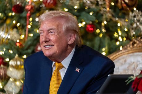 Trampovi pratili Deda Mraza i razgovarali sa decom