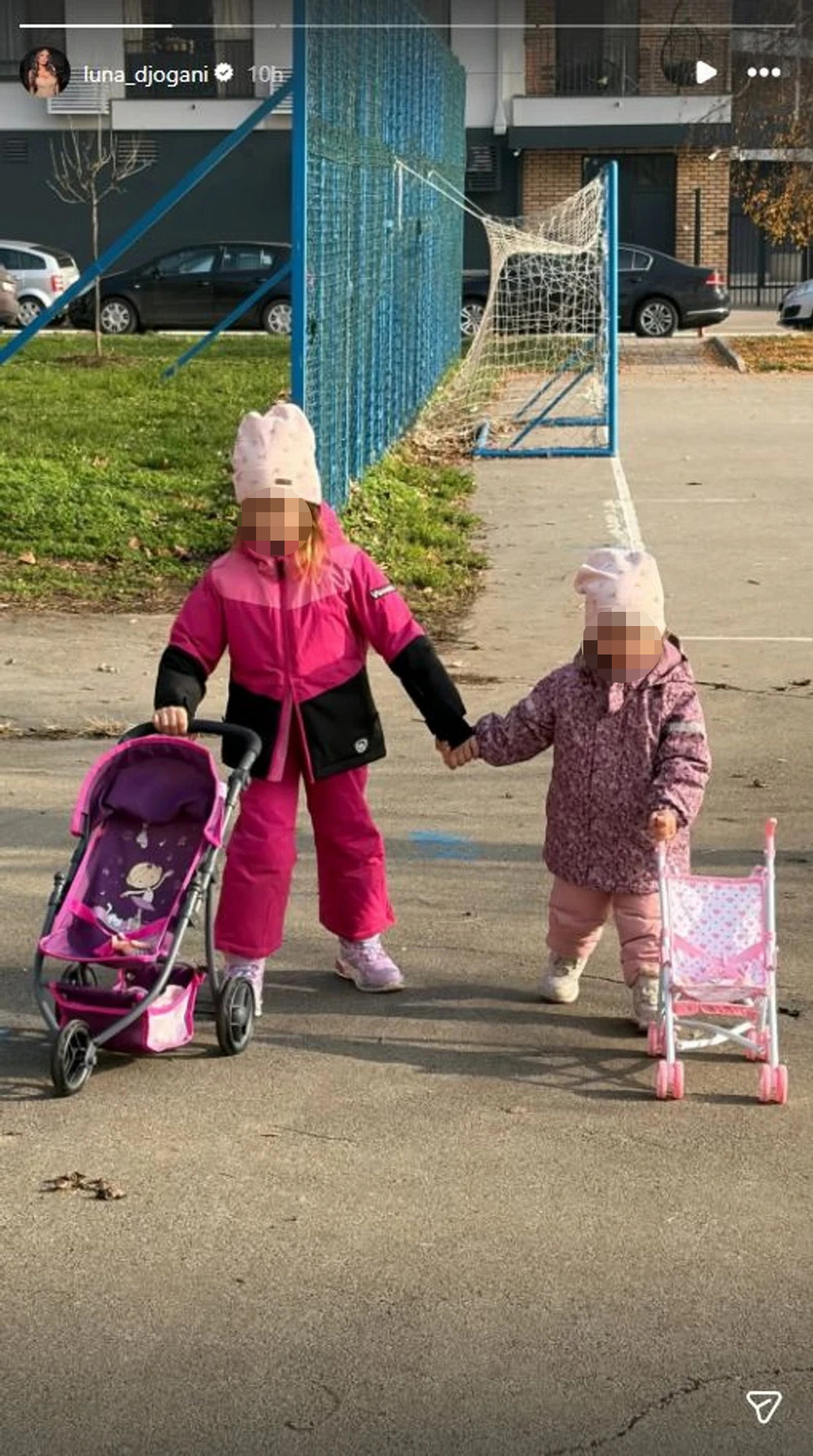 Luna i Nina sa majmunom u centru prestonice: Pokazale gde su pronašle životinju, odmah sve objavile