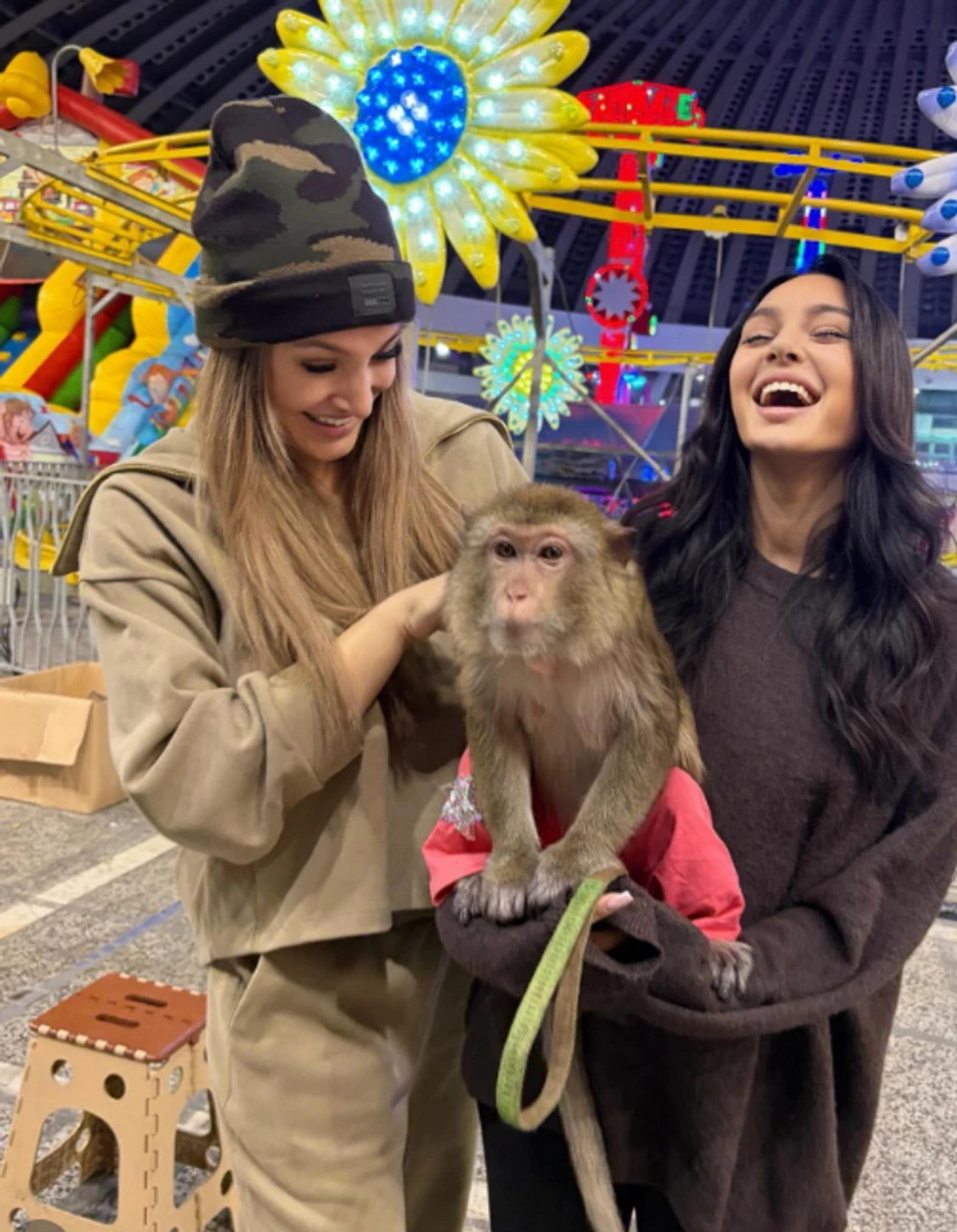 Luna i Nina sa majmunom u centru prestonice: Pokazale gde su pronašle životinju, odmah sve objavile