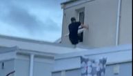 "Muž poranio kući, pa ljubavnik iskače kroz prozor": Mreže GORE zbog snimka nespretnog begunca