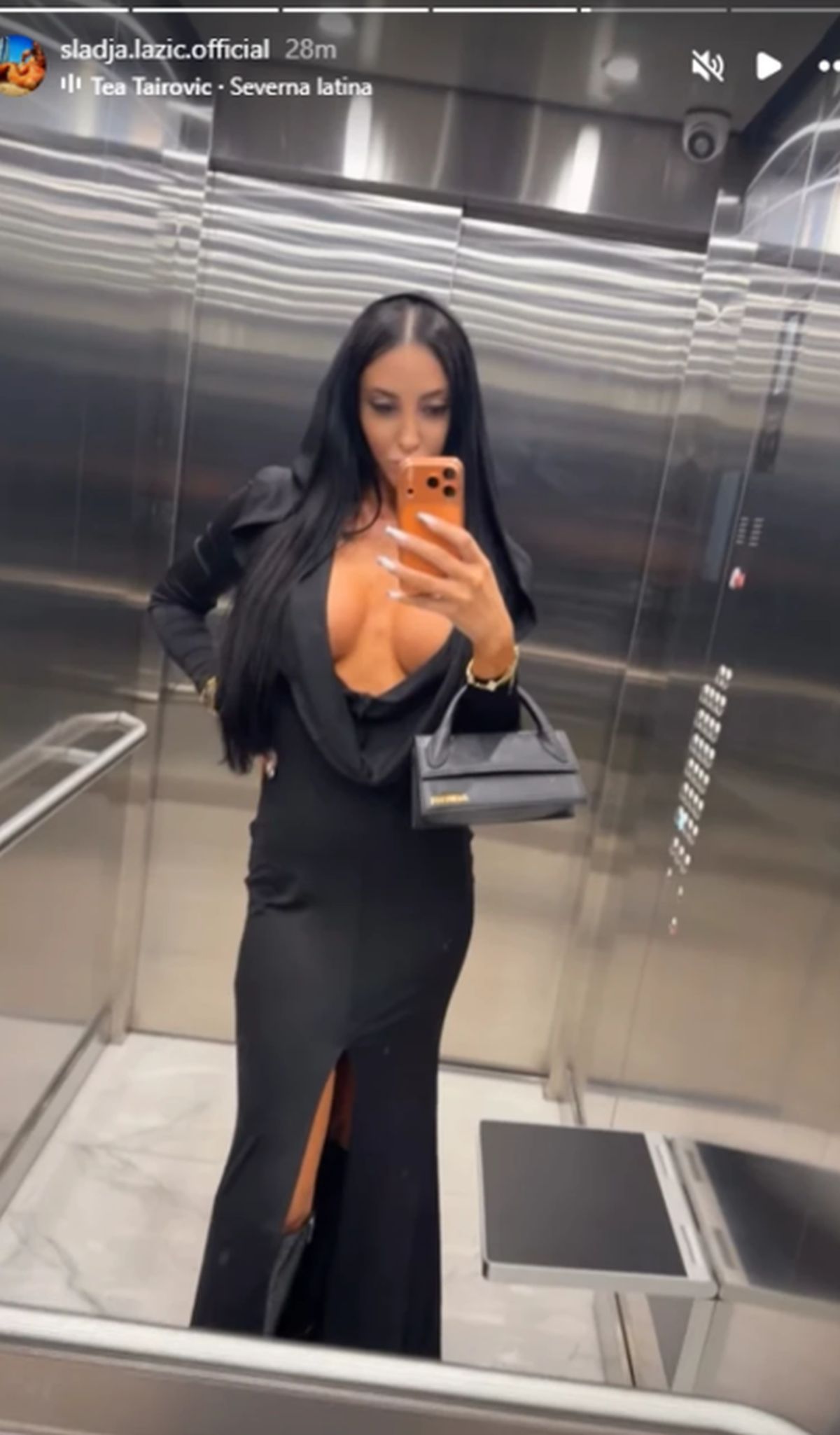 Dekolte do pupka a grudi "beže": Nikad šokantnije izdanje Slađe Poršeline, starleta ovakva izašla iz kuće