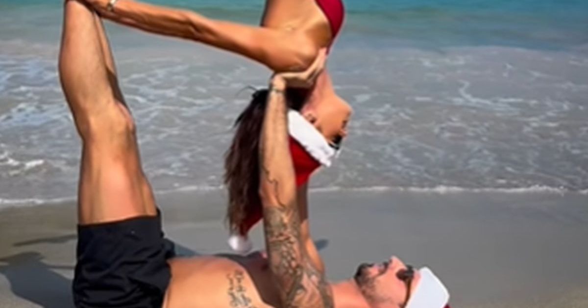 Poznati golman i čuvena manekenka ispoštovali "golišavu" božićnu tradiciju, skinuli se na plaži, pa pozirali
