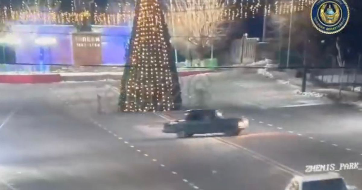 "Ladom" ludovao po trgu, pa rasturio ogromnu jelku! Kamera sve snimila, evo kako su ga kaznili