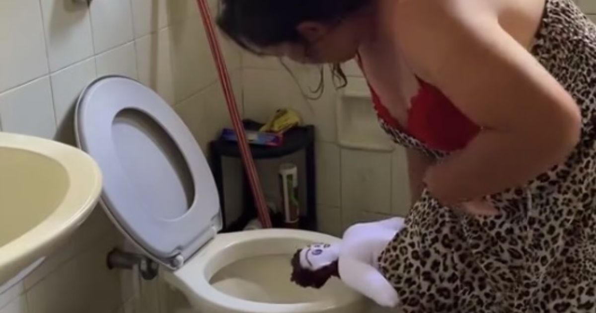 Žena u kupatilu "rodila" četvrtu krpenu lutku: Ovakvu priču verovatno dugo nećete čuti!