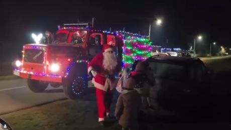 Deda Mraz, vatrogasac, Tavankut, okićen kamion, lampice