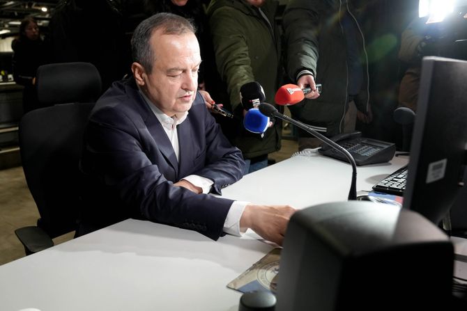 Ivica Dačić, Đuro Macut