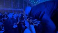 "Ljudi, ljudi..." Lazić prekinuo novogodišnji nastup, a onda je poljubio NJU! Obratio se Kaći: "Volim te.."