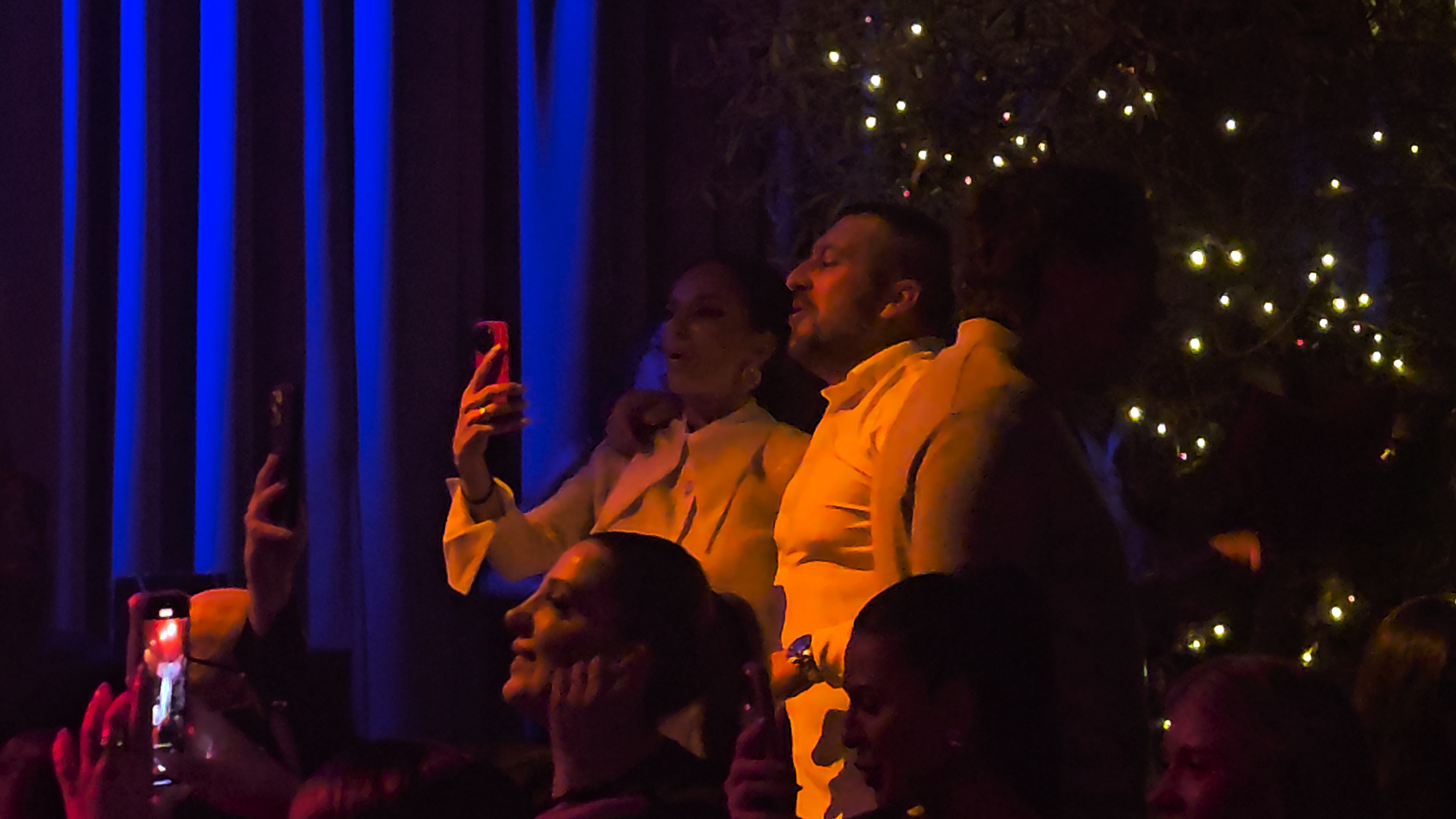 Predviđali im raskid, oni zaljubljeniji nego ikad! Jelena i Mladen razmenjuju nežnosti na nastupu Tanje Savić