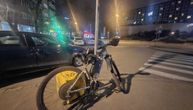 Misterija u Novom Beogradu: Bicikl i torba za dostavu već 5 dana stoje kraj bandere, građani već strahuju