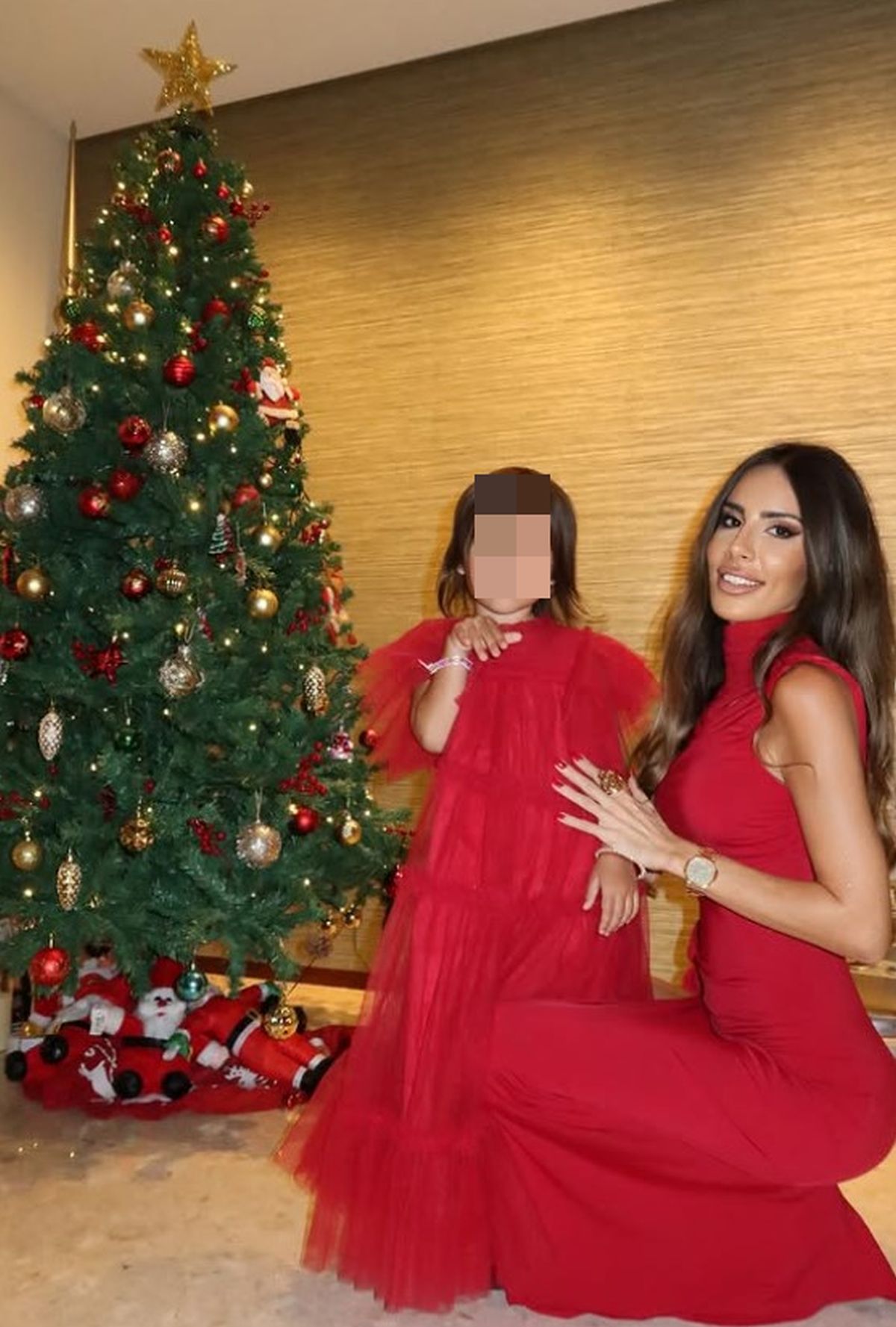 Mitrović joj drži ruku na: Fudbaler sa suprugom i decom slavio Novu godinu, Kristina grmela u crvenoj haljini