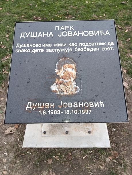 Oskrnavljena spomen tabla Dušana Jovanovića