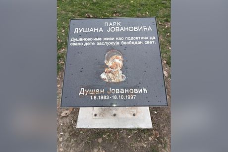 Oskrnavljena spomen tabla Dušana Jovanovića