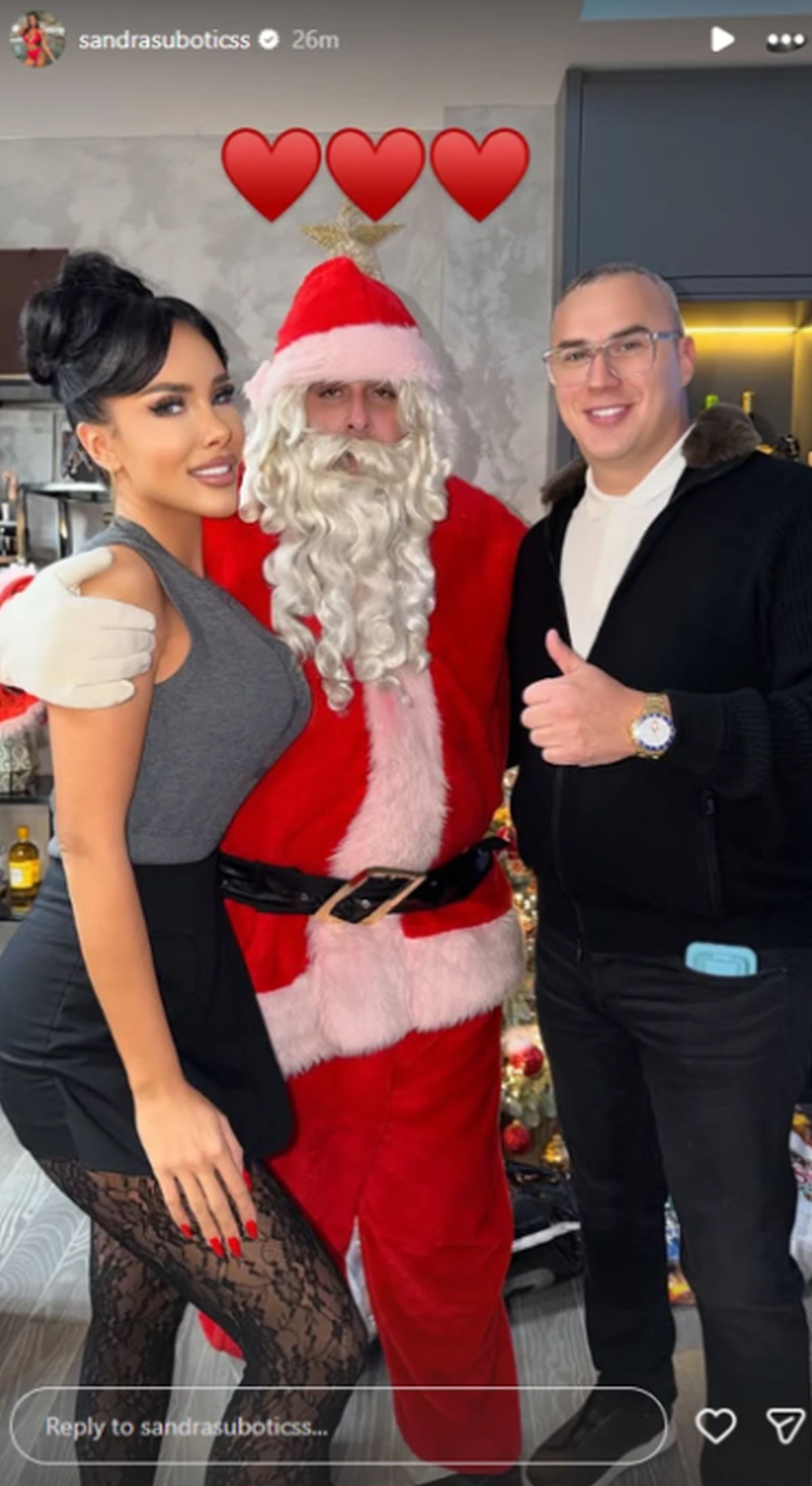 Aleksandra dočekala Deda Mraza u čipkastim čarapama: Nova godina u domu starlete, ona sija pored partnera