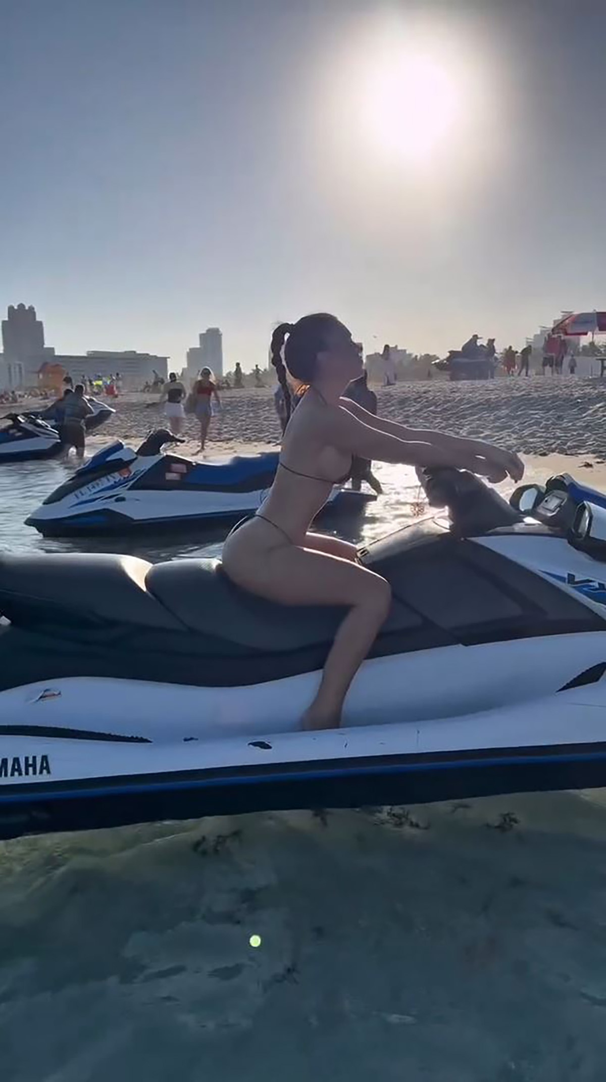 Tračice jedva prekrivaju intimne delove: Srpska starleta diže temperaturu, juri po vodi "Nekontrolisana"