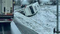 Prve fotografije nakon nesreće u Novoj Pazovi: Autobus ostao prevrnut kraj puta