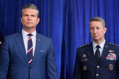 Pit Hegset i načelnik Združenog generalštaba SAD general Den Kejn