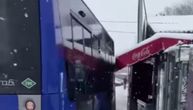 Karambol u Borči! Autobus proklizao, pa udario u kiosk, ovde je sada nemoguće proći