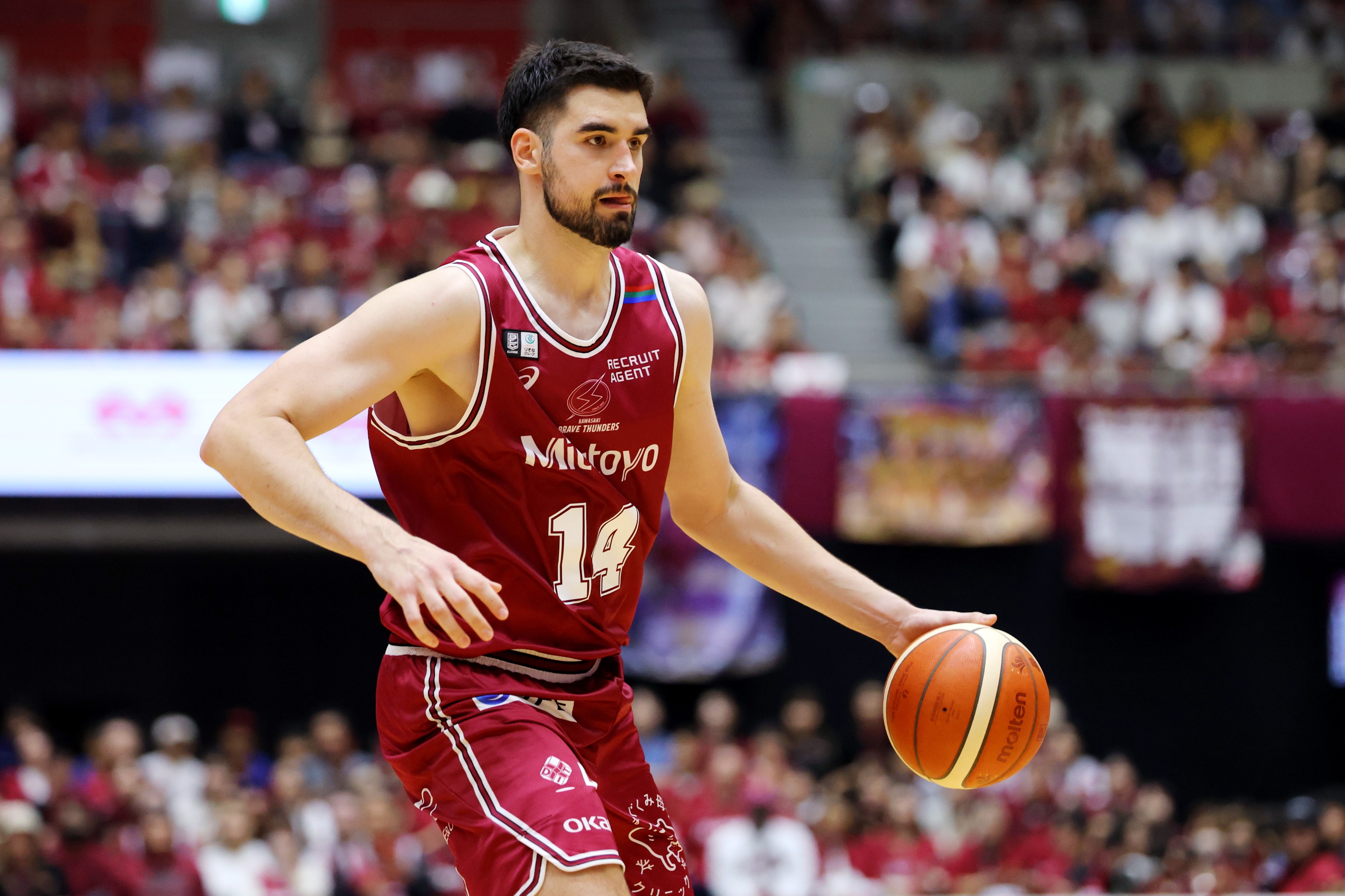 Bio kapiten kada je bilo najvažnije, srpski košarkaš ponovo odigrao odličnu partiju daleko od kuće