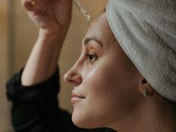 serum, žena, nega lica, kupatilo