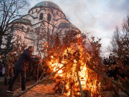 Božić, Badnje veče, paljenje badnjaka