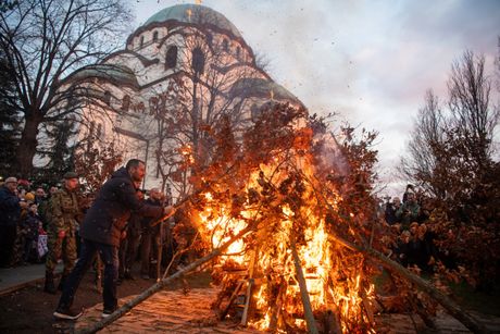 Božić, Badnje veče, paljenje badnjaka