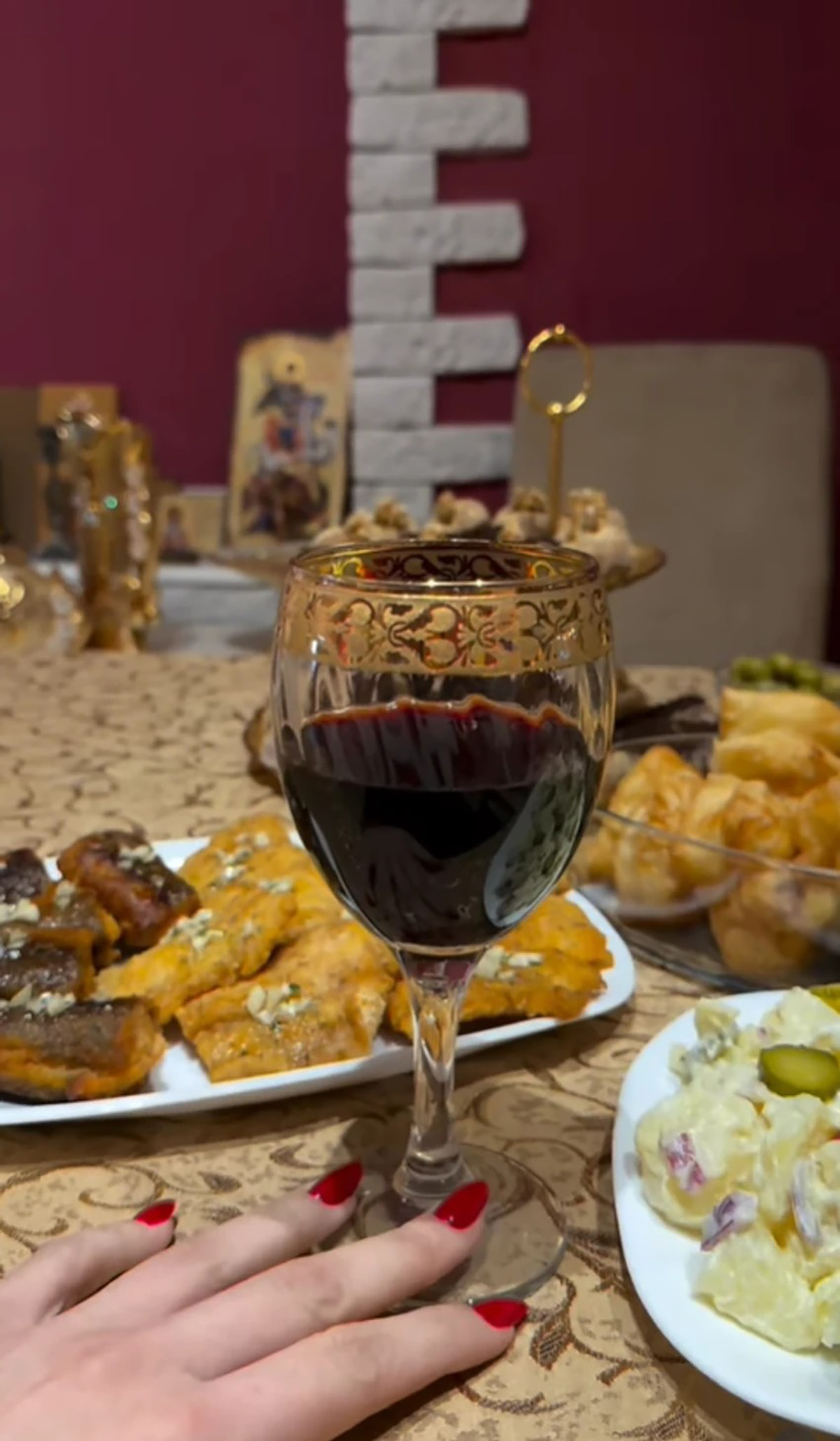 Anđela za Badnji dan otišla kod svojih: Đuričićeva ovako proslavlja sa roditeljima, nazdravlja sa ocem uz vino