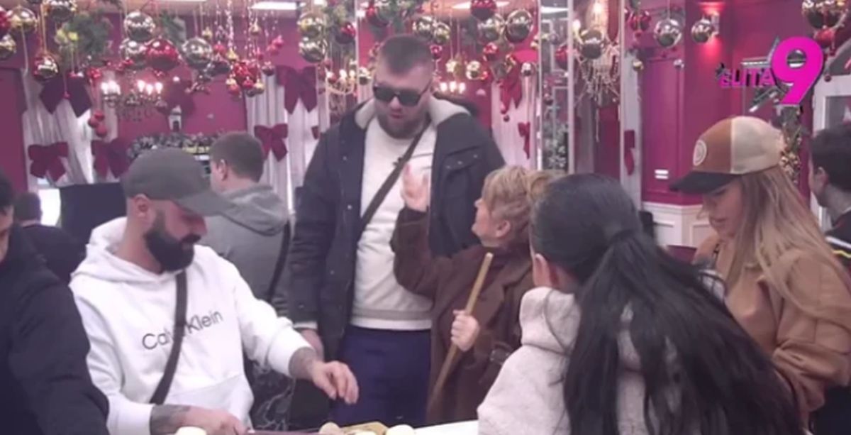 "Kakvo alavo ponašanje" Elitari se okupili za Badnje veče oko praznične trpeze: Sale Luks zgrozio sve potezom