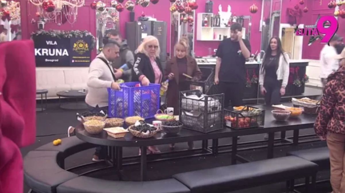 "Kakvo alavo ponašanje" Elitari se okupili za Badnje veče oko praznične trpeze: Sale Luks zgrozio sve potezom