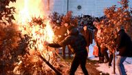 Zapaljen badnjak ispred Hrama Svetog Save, veliki broj vernika slavi Badnje veče